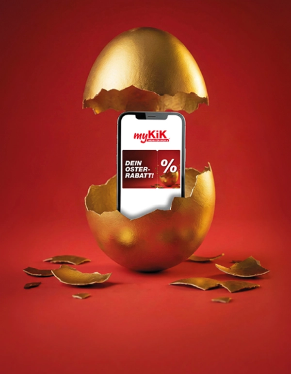 Goldenens Ei ist aufgebrochen und zeigt ein Smartphone mit einem Rabattangebot sowie dem auffälligen Schriftzug „Knack das goldene Ei“.