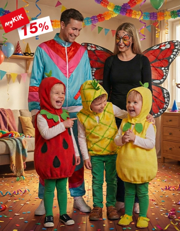 Eine farbenfrohe Szene mit vier Kindern in Obstkostümen (Erdbeere, Ananas, Zitrone) und einem Erwachsenen mit Schmetterlingsflügeln, die einen festlichen Anlass feiern.