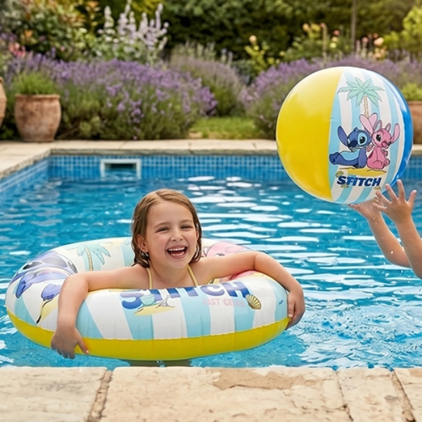 Zwei Kinder spielen an einem sonnigen Tag in einem Gartenpool mit einem Lilo‑&‑Stitch‑Strandball und einem passenden Schwimmring.