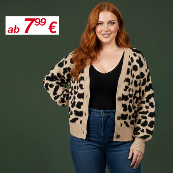 Person trägt einen beigen Strick-Cardigan mit schwarzem Leo-Print, kombiniert mit einem schwarzen Top und einer blauen Jeans vor grünem Hintergrund