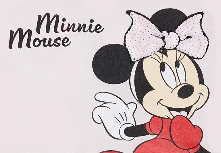 Minnie Maus Kleidung für Kinder Minnie Mouse hat ein rotes Kleid und eine rosa pailetten Schleife an und ist vor einem rosanen Hintergrund