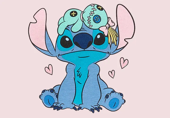Lilo und Stitch Kinderkleidung Stitch sitzt vor einem rosanen Hintergrund mit seinem Kuscheltier auf dem Kopf und kleinen Herzen rechts und links