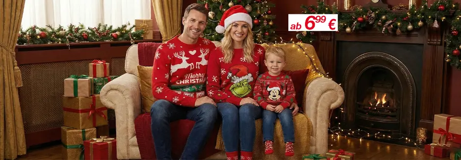 Eine Familie sitzt zusammen auf einem Sofa, bekleidet mit festlichen roten Pullovern, in einem gemütlichen, geschmückten Wohnzimmer mit einem Weihnachtsbaum.