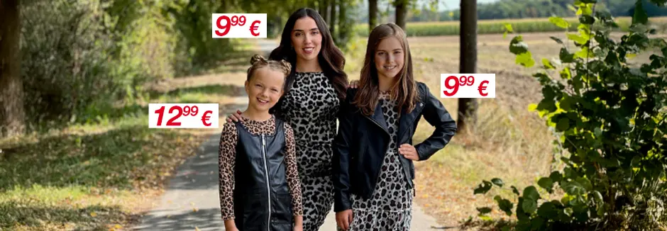 Drei Personen stehen gemeinsam in stylischen Outfits mit Leopardenmuster