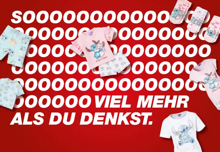 Bunte Kinderkleidung vor einem kräftigen roten Hintergrund, mit verspielten Grafiken und dem Text „SO VIEL MEHR ALS DU DENKST“.