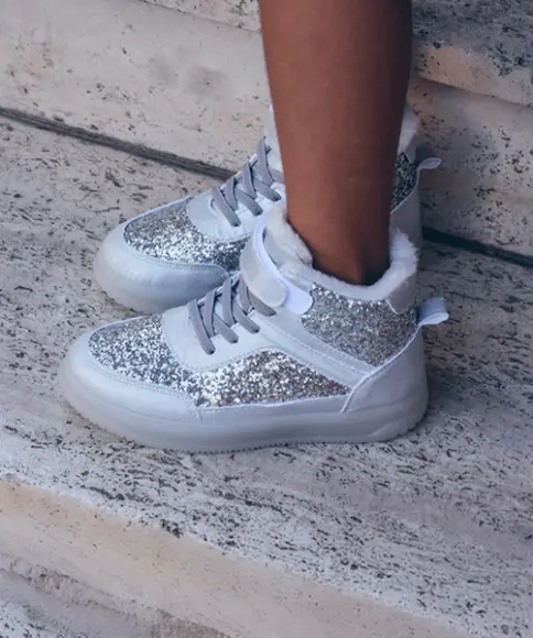 Schuhe mit silbernen Pailletten in Nahaufnahme