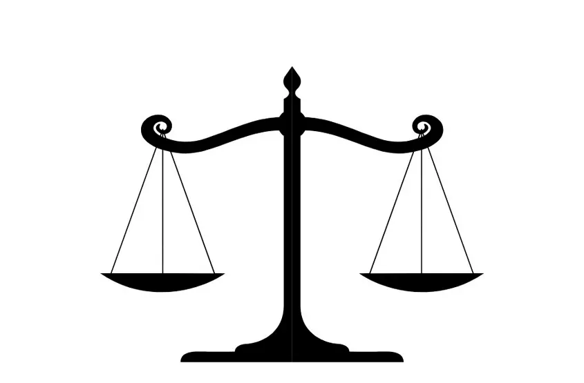 Ein klassisches Symbol der Gerechtigkeit: eine ausbalancierte Waage als schwarze Silhouette auf weißem Hintergrund dargestellt.