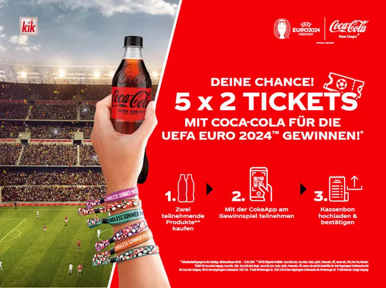 In einem vollen Stadion wird eine Coca-Cola-Flasche zelebrierend hochgehalten.