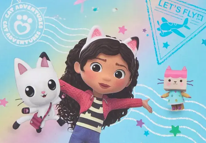 Gabby's Dollhouse Kinderkleidung Gabby von Gabby's Dollhouse ist mit zwei Katzenfreunden zu sehen auf einem blauen Hintergrund mit Regenbogen.