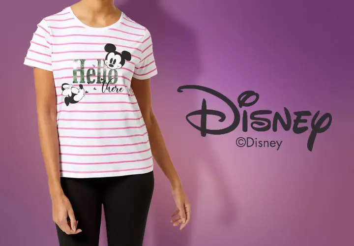 Disney-Kinderkleidung Eine Frau trägt ein rosa-weiß gestreiftes Disney-T-Shirt mit Mickey Mouse und dem Text „Hello there“ vor einem lila Hintergrund.