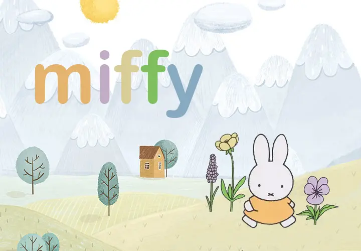 Miffy-Kinderkleidung Der kleine Hase Miffy befindet sich auf einer Wiese mit Blumen und Bäumen. Im Hintergrund steht ein Haus und die Berge sind zu sehen.
