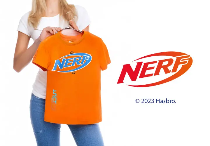 Nerf Frau mit weißem T-Shirt hält orangenes T-Shirt mit Nerf-Aufschrift, zusätzlich ein Logo von Nerf