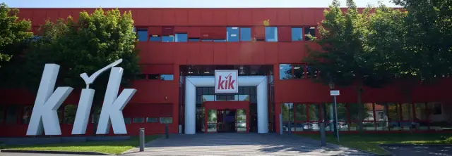 Außenansicht der KiK Unternehmenszentrale mit markantem KiK Logo vor dem Eingangsbereich Außenansicht der KiK Unternehmenszentrale mit markantem KiK Logo vor dem Eingangsbereich