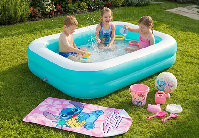Kinder spielen im aufblasbaren Planschbecken mit Lilo & Stitch Zubehör im Garten – sommerlicher Wasserspaß für die ganze Familie