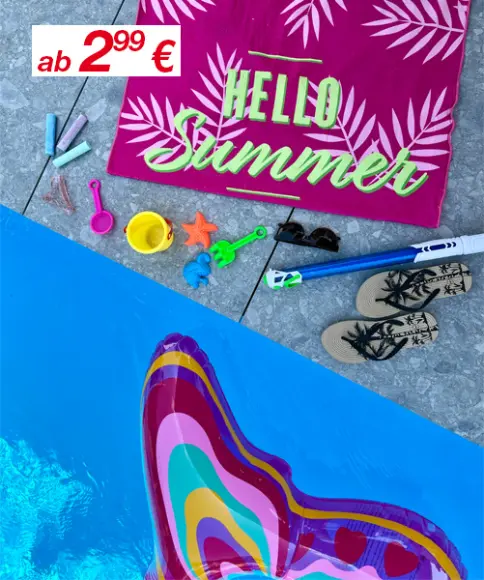 Bunte Sommerartikel auf einer Matte am Pool: Spielzeug, Sandalen, Sonnenbrillen und ein farbenfroher „Hello Summer“-Schriftzug.