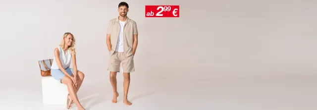 Ein stilvolles Paar posiert in leichter Sommerkleidung vor einem minimalistischen Hintergrund und präsentiert einen entspannten, modebewussten Look.