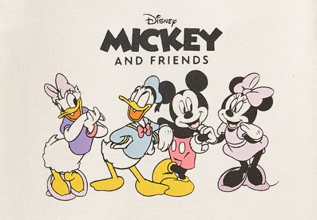 Klassische Disney-Figuren: Mickey, Minnie, Donald, Daisy und Co. lächeln und posieren zusammen.