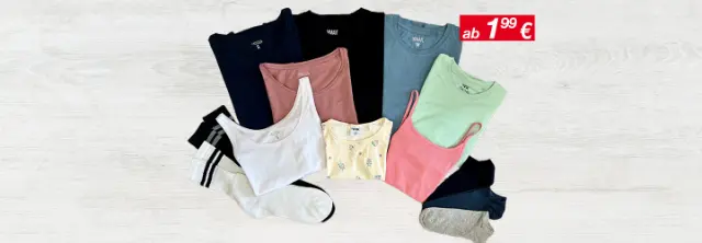 Ein Flatlay aus verschiedenen bunten Tops und Socken, darunter Tanktops und T-Shirts in Blau-, Pink-, Grün-, Weiß- und Gelbtönen.