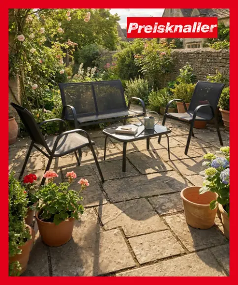 Gartenmöbel-Set mit Tisch, Bank und Stühlen auf sonniger Terrasse, umgeben von blühenden Pflanzen – ideal für gemütliche und entspannte Stunden im Garten
