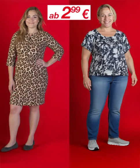 Zwei Frauen posieren vor einem knallroten Hintergrund – die eine trägt ein Kleid mit Leopardenmuster, die andere ein gemustertes Shirt und Jeans.