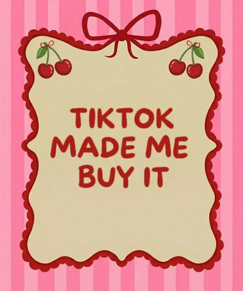 Ein dekoratives Schild mit gewelltem Rand, auf dem Kirschen und der Text „TIKTOK MADE ME BUY IT” (TikTok hat mich dazu gebracht, es zu kaufen) vor einem rosa gestreiften Hintergrund zu sehen sind.