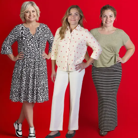 Eine oder mehrere Frauen präsentieren stilvolle Outfits vor einem leuchtend roten Hintergrund – darunter gemusterte Kleider, bedruckte Oberteile, Hosen und gestreifte Röcke.