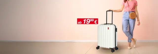 Eine Frau in rosa Hemd und blauer Jeans steht neben einem weißen Koffer, an dem in roter Farbe ein Preisschild angebracht ist.