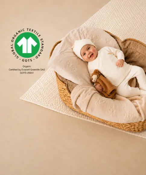 Baby in GOTS-zertifizierter Bio-Baumwollkleidung
