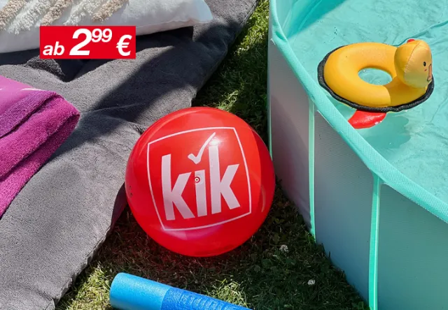 Ein roter Ball mit dem „kik“-Logo liegt auf dem Gras, umgeben von einem Pool, einer gelben Schwimm-Ente und bunten Handtüchern.