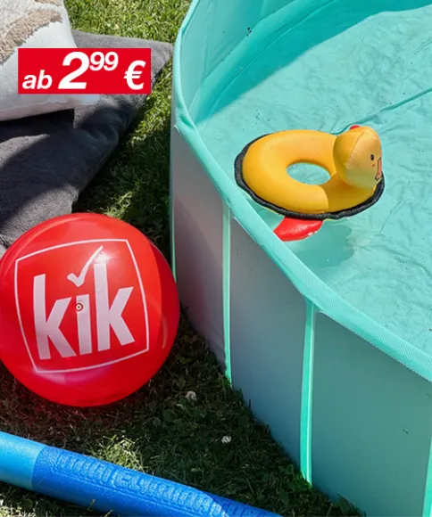 Ein roter Ball mit dem „kik“-Logo liegt auf dem Gras, umgeben von einem Pool, einer gelben Schwimm-Ente und bunten Handtüchern.