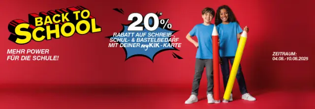 Zwei Kinder in blauen Hemden halten übergroße rote und gelbe Bleistifte vor einem leuchtend roten Hintergrund und werben für einen Schulanfangsverkauf.