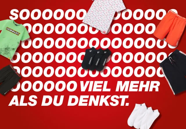 Bunte Kleidung vor einem kräftigen roten Hintergrund, mit verspielten Grafiken und dem Text „SO VIEL MEHR ALS DU DENKST“.