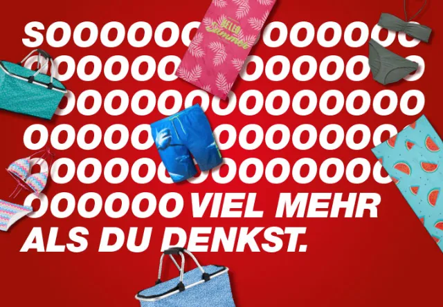 Bunte Kleidung vor einem kräftigen roten Hintergrund, mit verspielten Grafiken und dem Text „SO VIEL MEHR ALS DU DENKST“.