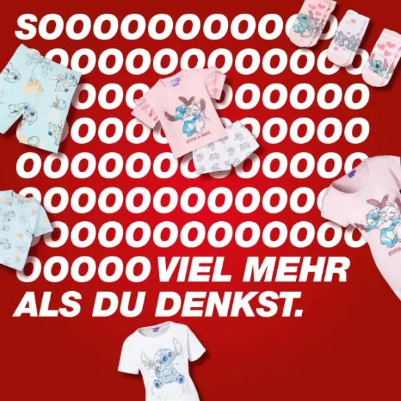 Bunte Kinderkleidung vor einem kräftigen roten Hintergrund, mit verspielten Grafiken und dem Text „SO VIEL MEHR ALS DU DENKST“.