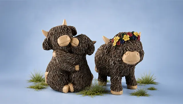Dekorative Highland Rinder Figuren aus Kunstharz mit Blumenkranz für Wohn und Gartendekoration Dekorative Highland Rinder Figuren aus Kunstharz mit Blumenkranz für Wohn und Gartendekoration