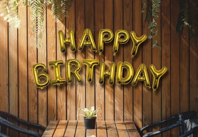 Goldene Luftballons mit dem Spruch „Happy Birthday“