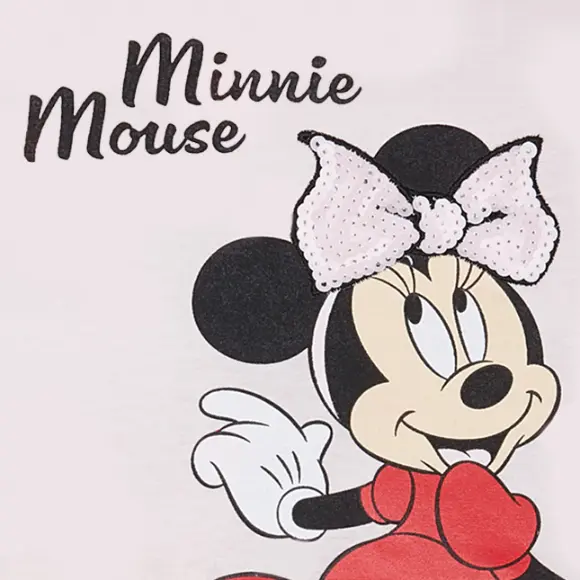 Minnie Mouse hat ein rotes Kleid und eine rosa pailetten Schleife an und ist vor einem rosanen Hintergrund