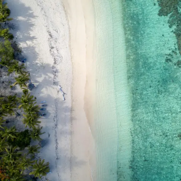 OEKO-TEX® STANDARD 100 weißer Strand mit türkisem Wasser