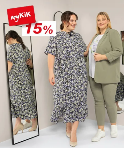 Zwei Frauen stehen vor einem Spiegel und präsentieren stylische Outfits, daneben ein Schild mit 15 % Rabatt von myKiK.