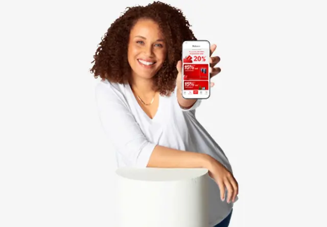 Eine Frau lehnt sich nach vorne und hält einen Smartphone. Auf dem Bildschirm sieht man die Oberfläche der myKiK-App