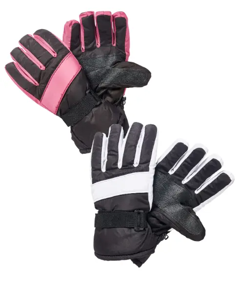 Zwei Paar isolierte Winterhandschuhe, ein schwarzes‑pinkes und ein schwarz‑weißes, mit verstellbaren Handgelenkriemen, freigestellt auf weißem Hintergrund.