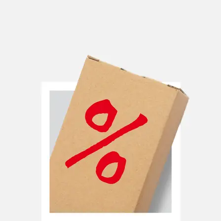 Eine Nahaufnahme eines braunen Kartons mit einem auffälligen roten Prozentsymbol auf der Vorderseite.