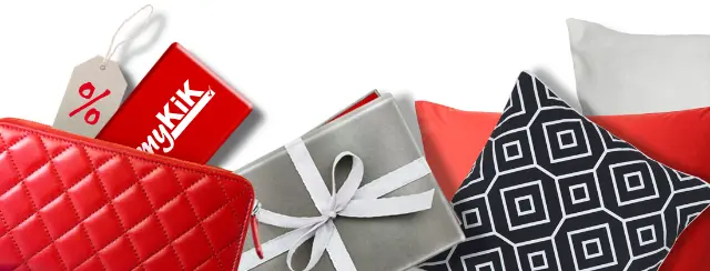 Rote Geldbörse mit myKiK-Vorteilskarte, Geschenk mit grauem Papier und silberner Schleife sowie dekorative Kissen.