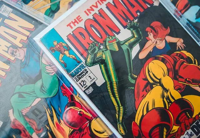 Verschiedene Comics von Marvel sind zu sehen, im Vordergrund von Iron Man