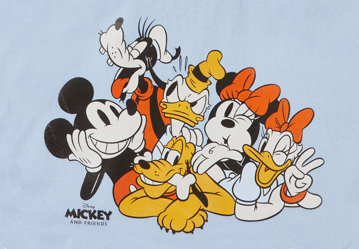 Günstige Mickey Mouse Kleidung & Accessoires für Kinder Klassische Disney-Figuren: Mickey, Minnie, Donald, Daisy und Co. lächeln und posieren zusammen.