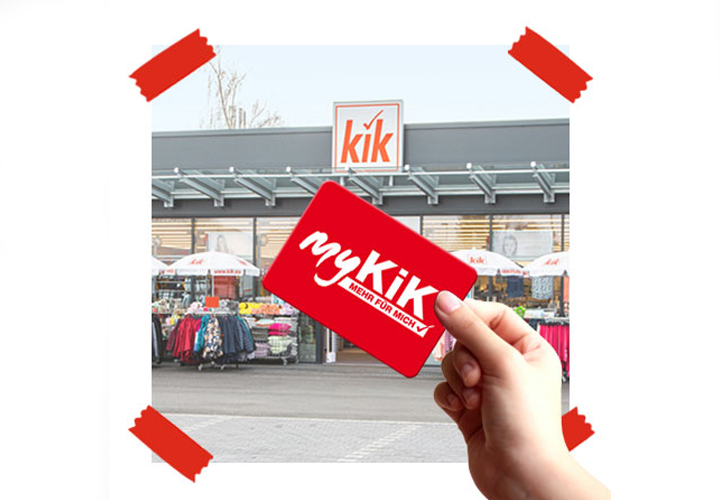 Die myKiK-Vorteilskarte wird vor einer KiK-Filiale in die Kamera gehalten. Die myKiK-Vorteilskarte wird vor einer KiK-Filiale in die Kamera gehalten.