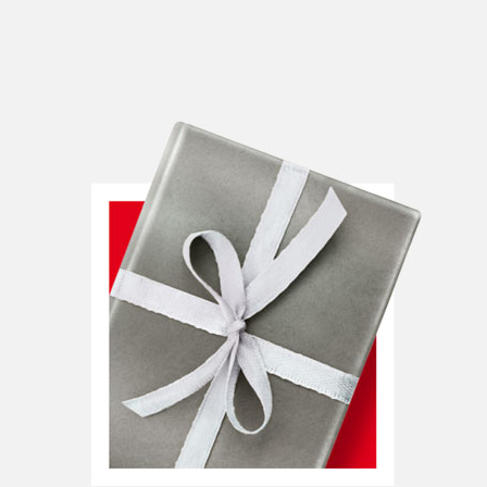 Geschenkpaket mit grauem Papier und silberner Schleife. Geschenkpaket mit grauem Papier und silberner Schleife.