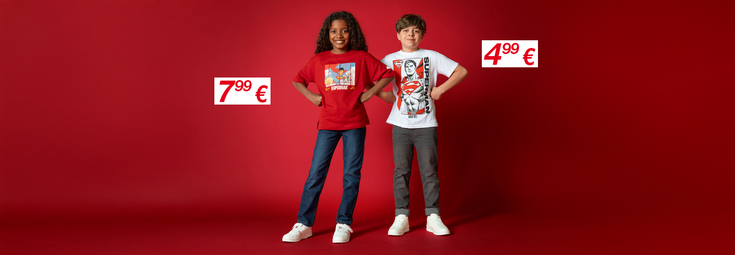 Zwei Kinder stehen selbstbewusst vor einem roten Hintergrund und tragen T-Shirts mit grafischen Motiven. 