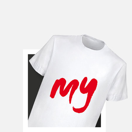 Ein weißes T-Shirt mit einem auffallenden roten Aufdruck in roter Farbe und dem Schriftzug "my" Ein weißes T-Shirt mit einem auffallenden roten Aufdruck in roter Farbe und dem Schriftzug "my"