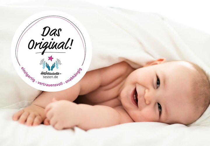 Ein friedliches Baby, das sich in ein weiches Bettchen schmiegt, mit einem Logo-Overlay, auf dem „Das Original!“ steht, was auf eine vertrauenswürdige Marke hinweist. Ein friedliches Baby, das sich in ein weiches Bettchen schmiegt, mit einem Logo-Overlay, auf dem „Das Original!“ steht, was auf eine vertrauenswürdige Marke hinweist.